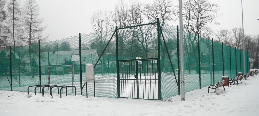 Dodatkowo zostaną zakupione i zamontowane stałe stoliki do gry w szachy w odpowiednich miejscach działki.