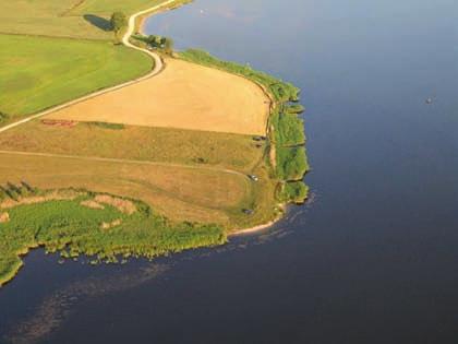 Biebrza jest rzeką typowo nizinną o wolno płynących wodach. W okresie wiosennym tworzy szerokie rozlewiska z powodu wezbrań wody o charakterze roztopowym.