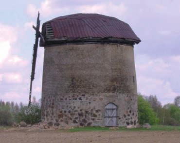 poległych w czasie I i II wojny światowej. Wiatrak murowany z 1948 r. w Doliwach.