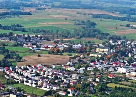 Samo miasto położone jest w dolinie rzeki Wissy, której liczne zakola i rozlewiska znakomicie komponują się z rzeką