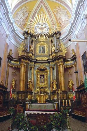 Józefa Kalasantego, pędzla Jerzego Siemiginowskiego (nadwornego malarza Jana III Sobieskiego), barokowy krucyfiks z początku XVII w.