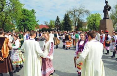 Mołotowa) oraz malowniczy szlak turystyki pieszo rowerowej pn.