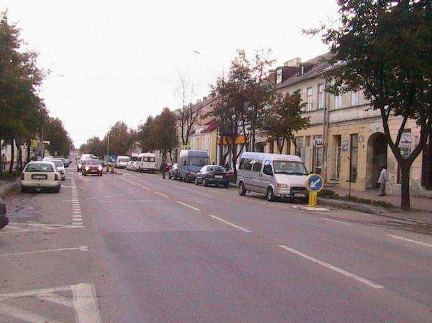 Uporządkowaniu ruchu w centrum miasta sprzyja takŝe wprowadzenie ruchu tranzytowego na kierunku północ-południe na ciąg ulicy Utrata i ograniczenie przepustowości ciągu ulicy Kościuszki poprzez