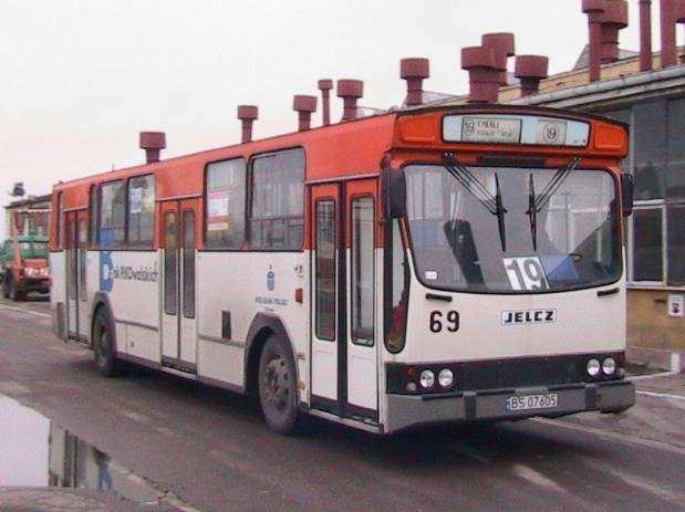 2.4.5 SprzedaŜ usług przewozowych Analiza wyników sprzedaŝy biletów w roku 2008 wykazuje, Ŝe: wśród sprzedanych biletów jednorazowych dominują bilety uprawniające do przejazdów w granicach miasta;
