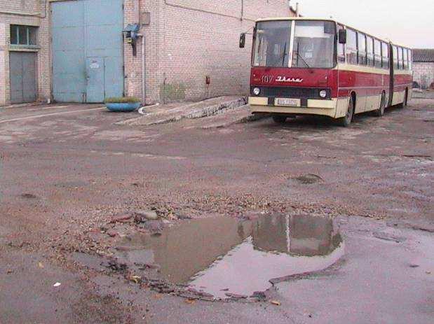 - myjnia autobusowa. - stanowisko postojowe autobusów bez zadaszenia.. Fot. 15. Zajezdnia Zakładu Komunikacji Miejskiej PGK - stan techniczny nawierzchni. Fot. 16.