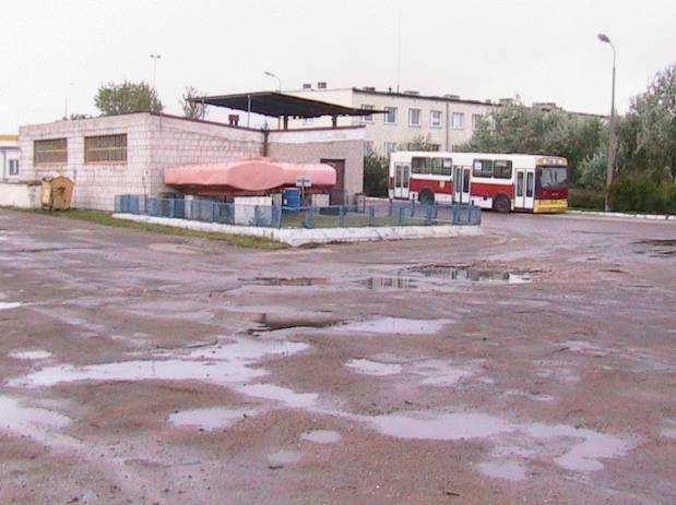 Bezpośrednia kontrola ruchu autobusów przez dyspozytora jest bardzo ograniczona ze względu na brak łączności z kierowcami na liniach komunikacyjnych, oraz brak odpowiedniego wyposaŝenia