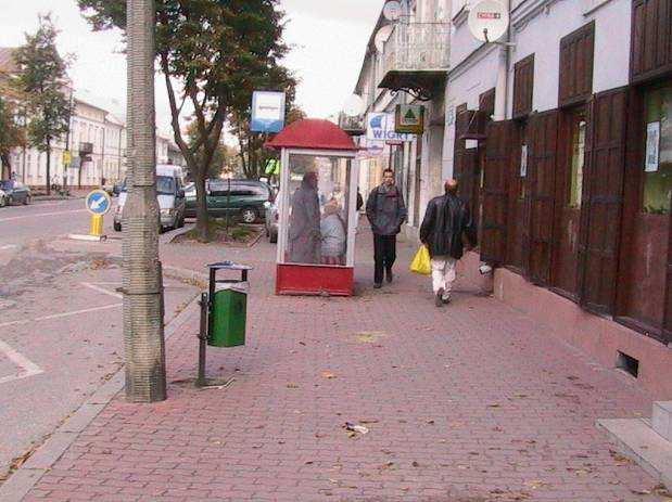 W tle zaparkowane pojazdy utrudniają ruch innych obiektów. pieszych.