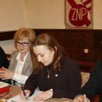 Jest to zwyczajne uwstecznianie tych dzieci i młodzieży, i wprowadzanie do ciemnogordu, no ale z drugiej strony ciemnotą lepiej się