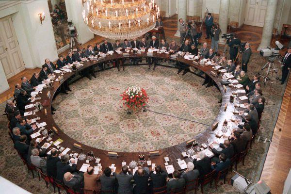 Okrągły stół największa manipulacja w historii Polski Talbot, 07.02.2017 15:02 28 lat temu rozpoczęły się oficjalnie obrady tzw. Okrągłego Stołu.