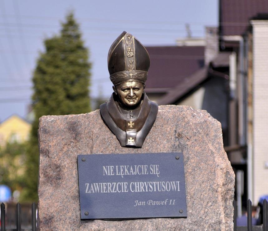 Honorowi obywatele miasta Honourable citizens of the town Pomniki pamięci Monuments of remembrance Ks. Tadeusz Karolak przez blisko 20 lat był proboszczem parafii w Ząbkach.
