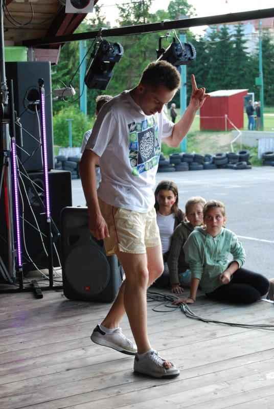 Tomasz Królik i pokaz Zośki Występ grupy tanecznej Wir Dance Pomiędzy startami