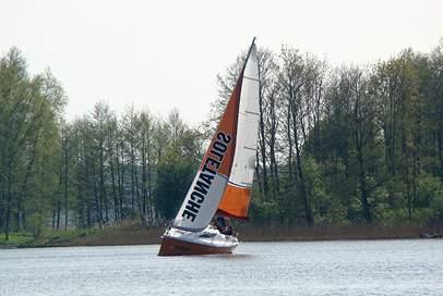 Wbicie łopaty pod budowę