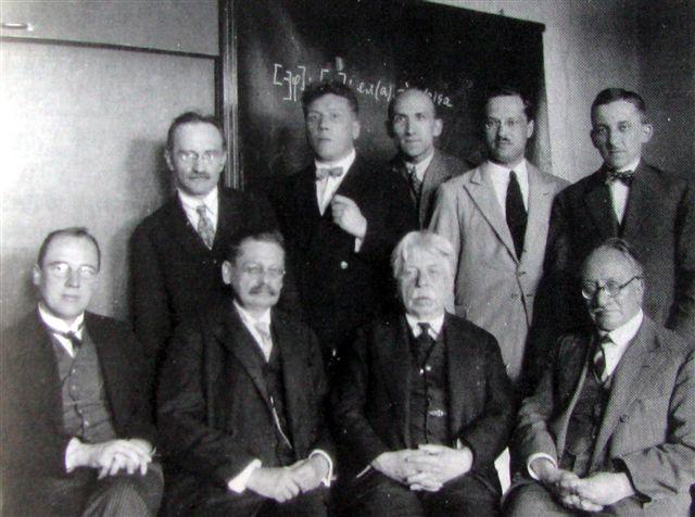 Dodatek 1: Zermelo Zermelo i polscy matematycy Zermelo i matematycy warszawscy Siedzą (od lewej): Sierpiński, Zermelo, Dickstein, Przeborski.