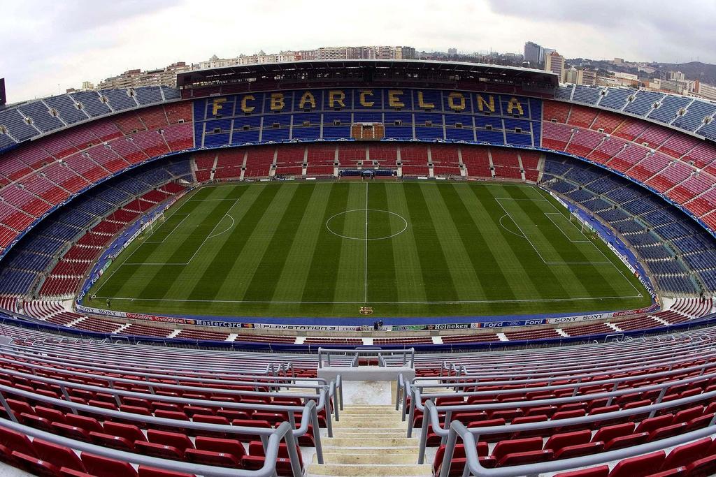 Miłośników futbolu ucieszy wizyta na legendarnym stadionie klubu FC Barcelona! Poznaj królestwo Barçy w trakcie 1,5-godzinnej wycieczki, idealnej dla fanów futbolu.