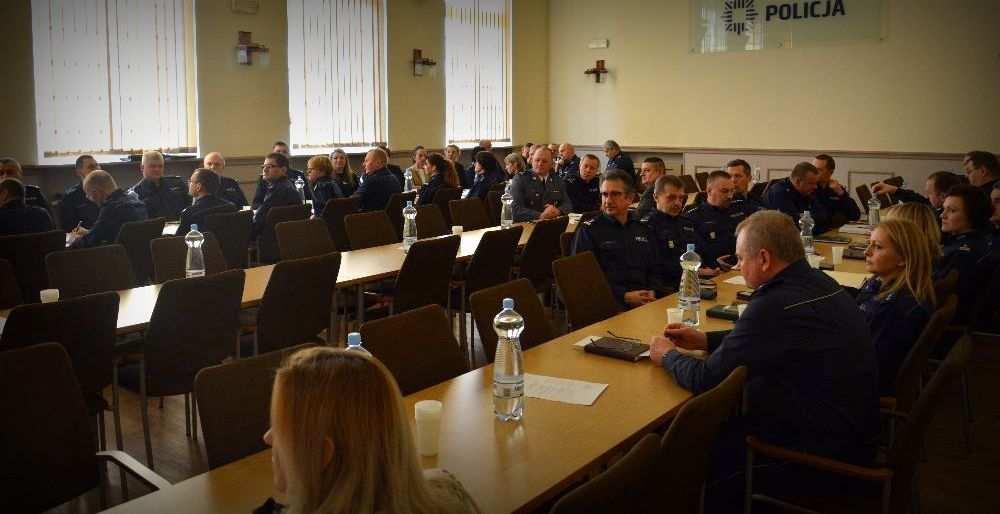 Na drogach województwa doszło do 753 wypadków drogowych (2015 r. -712), w których zginęło 99 osoby (2015 r. 102). Policjanci w związku z kolizjami interweniowali 9083 razy.