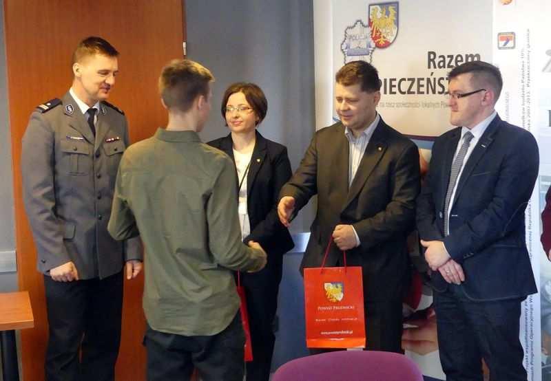 Moda na życie bez uzależnień został zorganizowany w ramach projektu RAZEM DLA BEZPIECZEŃSTWA kompleksowe działania na rzecz społeczności lokalnych Powiatu Prudnickiego dofinansowanego z Programu