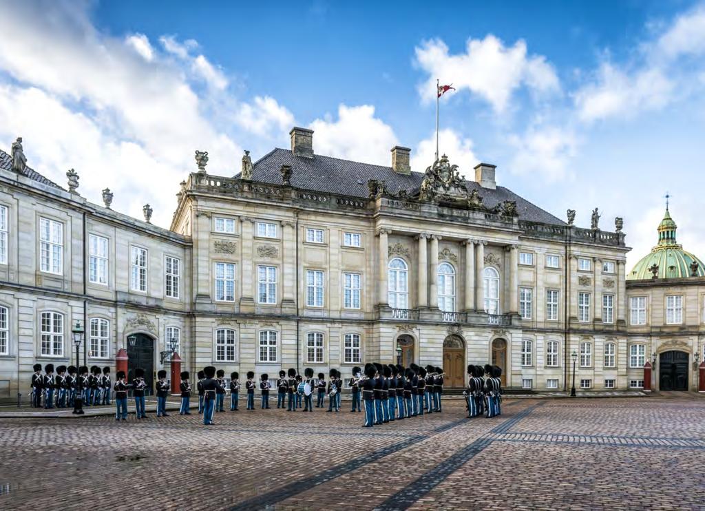 Dokładnie w południe, ku uciesze turystów odbywa się uroczysta zmiana warty. Kopenhaga Dawniej stolica skandynawskich monarchów, dziś nowoczesna metropolia z królewskimi akcentami.