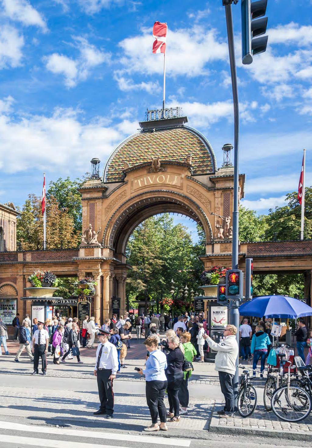 Główna handlowa ulica Kopenhagi prowa-dząca z Placu Ratuszowego do Kongens Nytorv z Teatrem Królewskim (1, km). Eleganckie sklepy z luksusowymi towarami: odzieżą, biżuterią, meblami, porcelaną, etc.