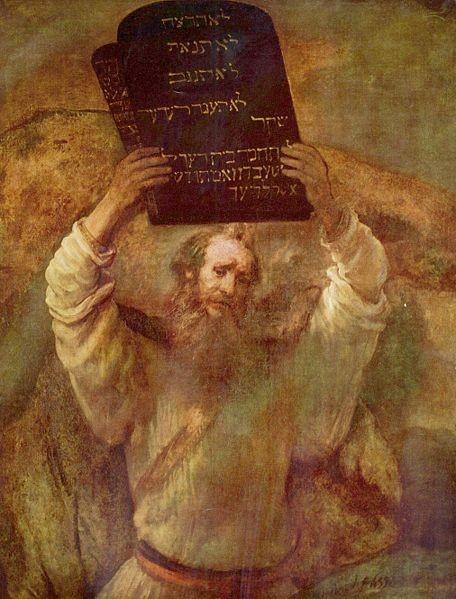 Kamienne tablice Tekst Dekalogu otrzymał Mojżesz od Boga, kiedy przebywał 40 dni i nocy na górze Synaj. Były one wyryte ręką Boga na kamiennych tablicach.