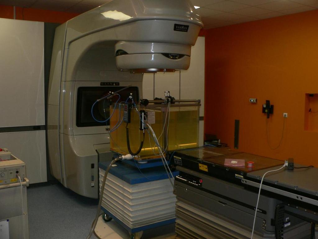 Symulacje komputerowe w oparciu o oprogramowanie GEANT4 III.2. Urządzenia i warunki pomiarów Pomiary eksperymentalne wykonane zostały w Centrum Onkologii Instytucie im.