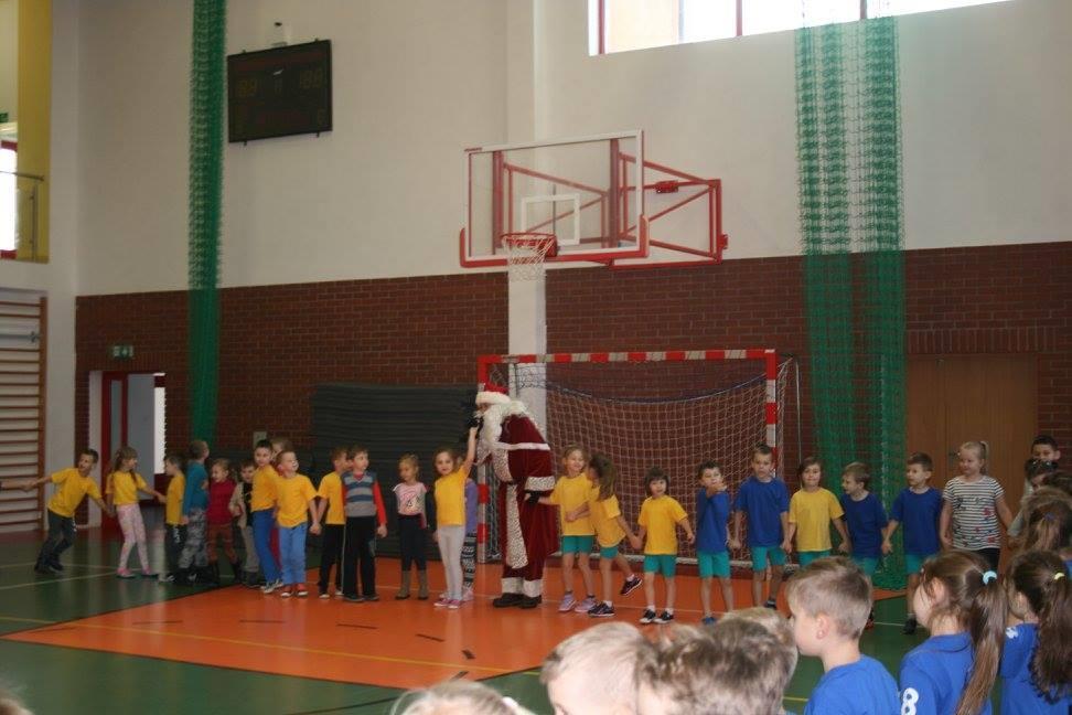 W świątecznym wydaniu zawodów uczestniczyły dzieci 6 letnie z Przedszkoli oraz uczniowie klas I,II,III Szkół Podstawowych z terenu Krasnegostawu. Rywalizowały one ze sobą w 6 konkurencjach np.