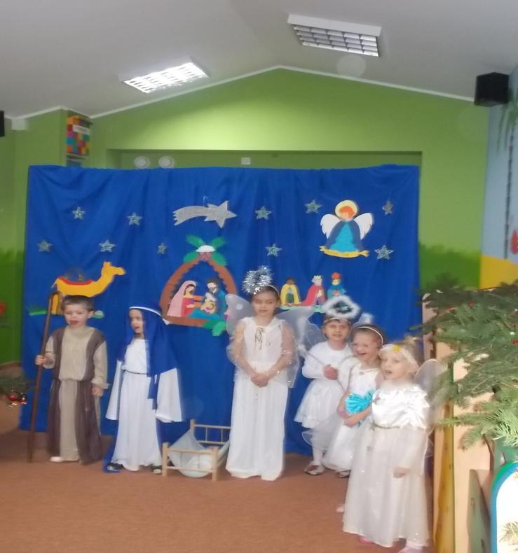 Po przedstawieniu dzieci rozdały
