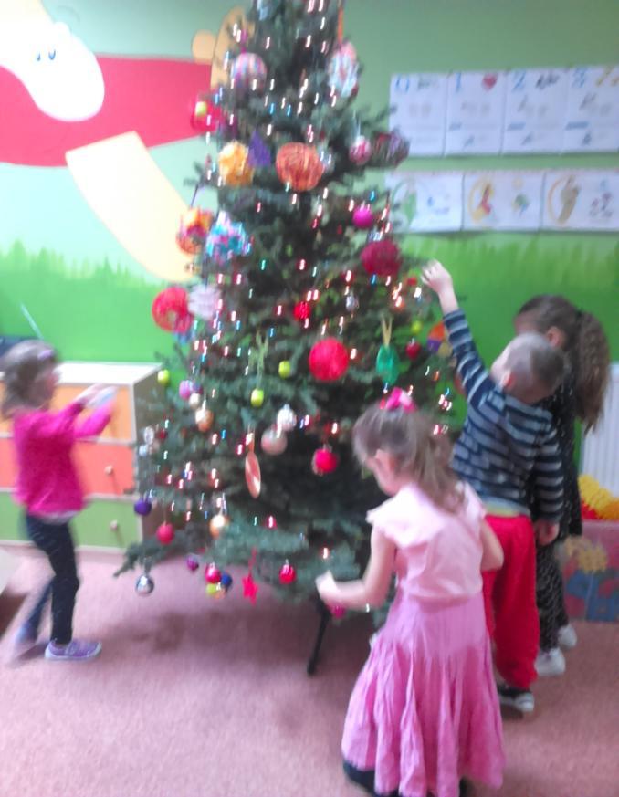 Choineczka Choineczka mała, w lesie sobie stała Wiatr ją lulał do snu, więc się kołysała Przywieźli ją ludzie, po zmarzniętej grudzie Teraz cieszy