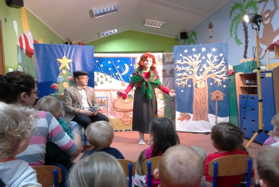 Na początku aktorzy udzielili nam lekcji prawidłowego zachowania podczas przedstawienia teatralnego.