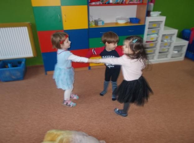 Zabawy z wykorzystaniem piłki i misia miały pomóc poczuć się odrębną istotą, o innym imieniu, innym wyglądzie,