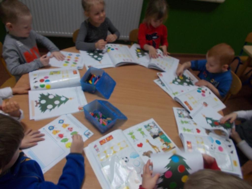 W ostatnim tygodniu grudnia rozmawialiśmy o naszej nowej porze roku zimie. Dokonaliśmy charakterystyki tej pory roku. Zastanawialiśmy się dlaczego pada śnieg.
