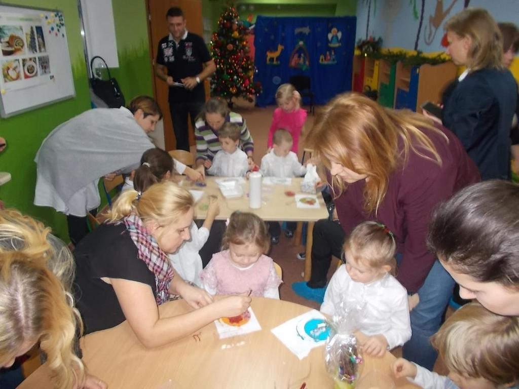 Dzieci wraz z swoimi bliskimi dekorowały bombkę, którą wcześniej pomalowały farbą. Dekorowały cekinami i brokatem.