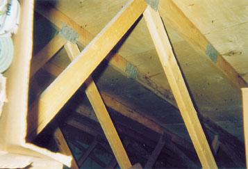Przykładem takiego budownictwa niech będzie dach budynku o konstrukcji nośnej drewnianej, kratowej, zrealizowany w 1997 r. w technologii kanadyjskiej. 1. Fragment konstrukcji dachu.