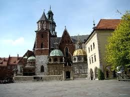 - Kościół Mariacki jest jednym z najpiękniejszych kościołów w Krakowie, a na jednej z jego wież co godzinę grany jest znany utwór. Z tą budowlą wiąże się legenda o dwóch braciach.