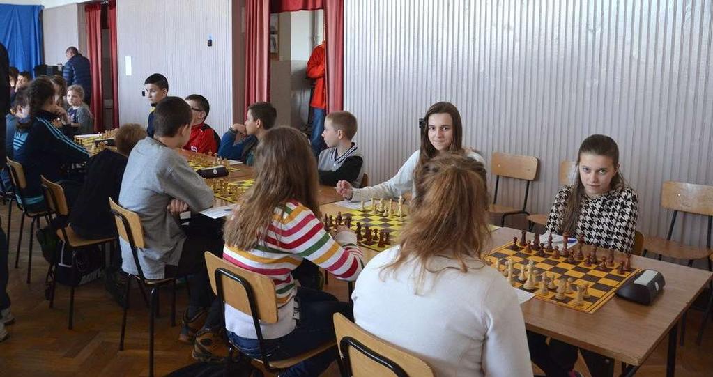 MIELECKA SZACHOWA LIGA SZKOLNA - TURNIEJ NR 4 Mielec, 16 kwietnia 2016 Z zawodników Szarotki, reprezentujących tym razem swoje szkoły, zagrali: W grupie do lat 7 Wójtowicz Kacper, który z