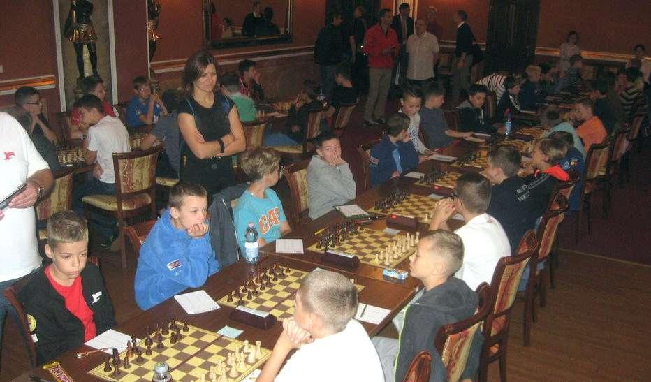 TURNIEJ SZACHOWY W KOLBUSZOWEJ Kolbuszowa, 15-16 października 2016 Sześcioro zawodników KGL "Szarotka" Wadowice Górne (pięcioro juniorów i jeden senior) wzięło udział w I Turnieju Szachowym