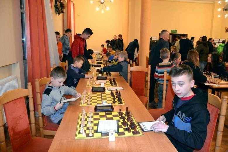 TURNIEJ SZACHOWY O PUCHAR ZIEMI PODKARPACKIEJ Sędziszów Małopolski, 22-24 stycznia 2016 W grupie B (zawodnicy o rankingu do 1600 włącznie) wystąpiło 38 zawodników, w tym
