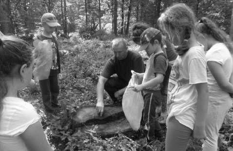 Strona 8 urodzenia, oraz radością z odkrywania i poznawania. Motto naszego projektu: Jestem ze wsi, to brzmi dumnie, mieszkam w Chrustach a to zobowiązuje. Cały projekt składał się z trzech elementów.