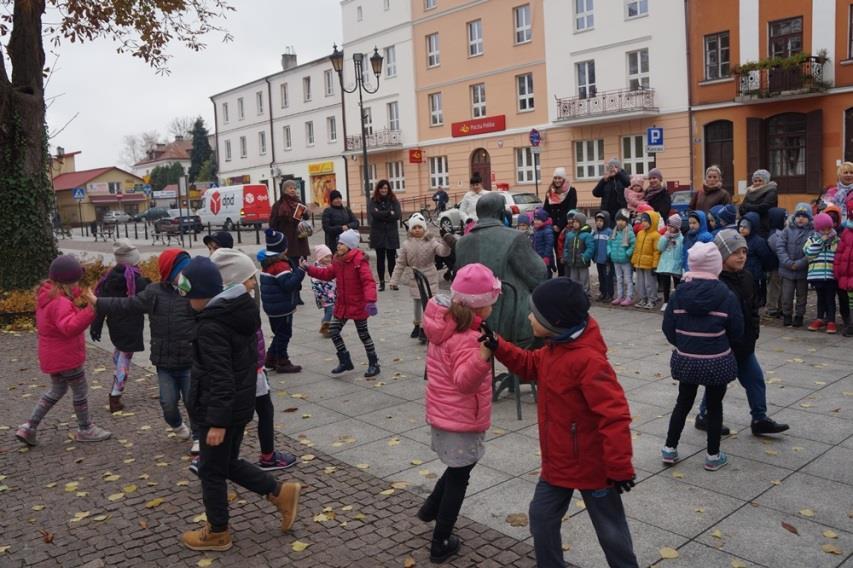 Starszaki na rozpoczęcie zaśpiewały skoczną piosenkę jesienną, która rozruszała i