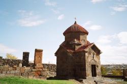 miast zbudowanych zgodnie ze specjalnie przygotowanym planem architektonicznym wodza Kartaginy Hannibala. Po klęsce w walce z Rzymem, znalazł on schronienie w Armenii. Powrót do EREWANIA. Przejazd ok.