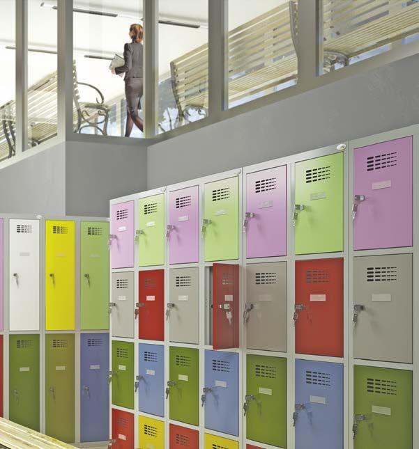 Wentylacja szafy odbywa się poprzez system otworów wentylacyjnych o nowoczesnym designie.