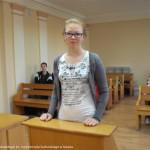 Pan Marian Kuncewicz wprowadził uczniów w szczegóły rozprawy sądowej, która miała się odbyć.
