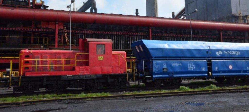 Podstawowy surowiec, jakim jest węgiel koksujący, dostarczany jest w 100% transportem kolejowym.