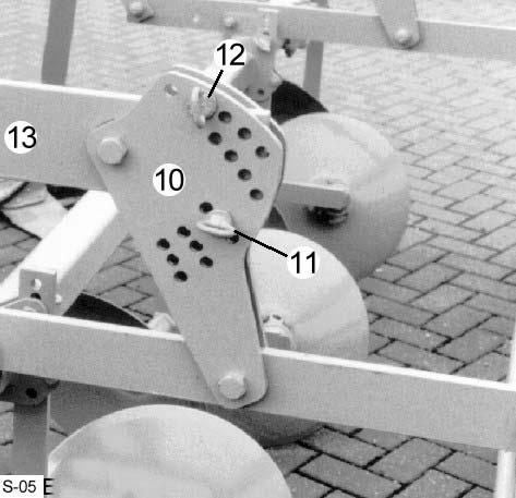 7.2 Ustawienie głębokości roboczej zębów brony Lemiesze powinny pracować na głębokości 8-10 cm. Przy dużych nierównościach i głębokich śladach kół konieczne jest ustawienie większej głębokości.