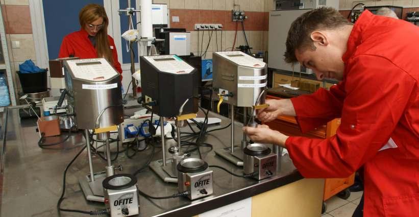 RESEARCH AND DEVELOPMENT DEPARTMENT LABORATORIUM Wszystkie testy oraz prace laboratoryjne nad składami płynów wiertniczych są wykonywane z zgodnie z wymaganiami API oraz warunkami otworowymi