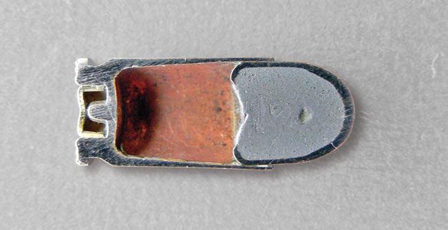 Naboje pistoletowe i rewolwerowe 49 Rys. 11. Nabój 9x18 mm Makarow W roku 1983 w USA zaprezentowano nabój 10 mm Auto (rysunek 12).