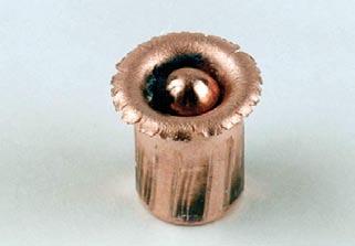 Głębokość penetracji pocisku z naboju 5,7 28 mm SS190, w 10% żelatynie balistycznej, wynosi od 0,25 m do 0,30 m, co jest niezadowalające zgodnie z wymaganiami testów FBI.