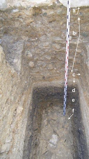Fig. 14. The embankment in phase 1 and the foundation structure of A1; the more important stratifications are marked (photo by T.