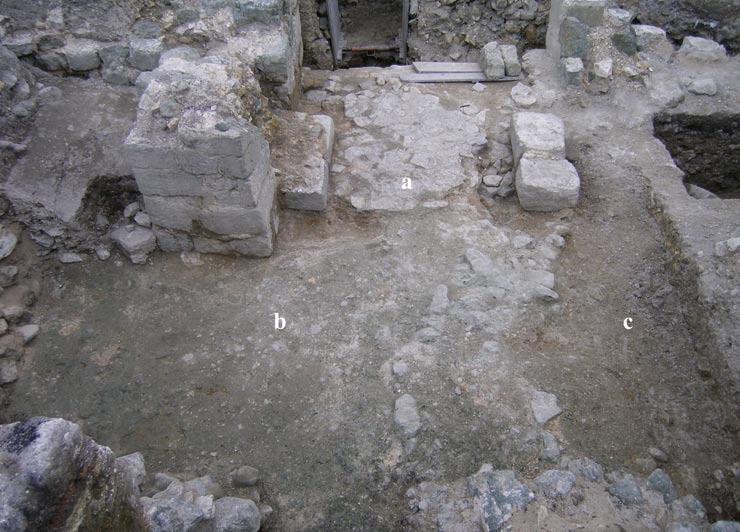 Ważniejsze stratyfikacje oznaczono na zdjęciu (fot. T. Dzieńkowski): a mur naziemny, b fundament kamienno-ziemny, c nasyp, d pożar, e humus?, f skała? Fig. 15.