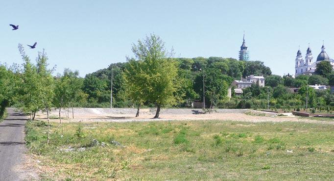 Fig. 1. Góra Katedralna in Chełm, a view from the west: Wysoka Górka, the wooded area on the left; the basilica of the Birth of the Virgin Mary on the right.