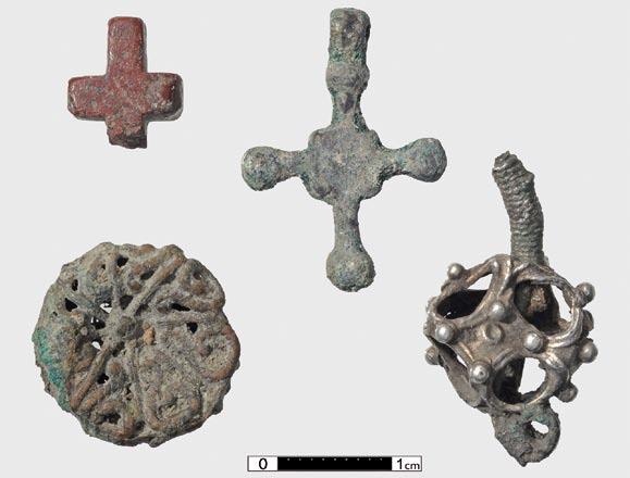 Fig. 23. Crosses from the layers within building C: a silver bead from an earring and a decorative button (photo by G. Zabłocki) Ryc. 23. Krzyżyki pozyskane z nawarstwień w obrębie budowli C oraz srebrny pacior zausznicy i guz ozdobny (fot.